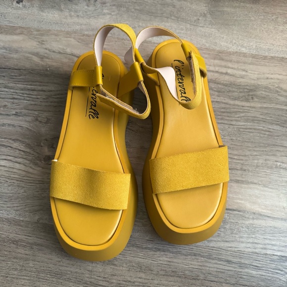 L'INTERVALLE 
Aguo Yellow Leather sandals size 38 - Picture 2 of 6